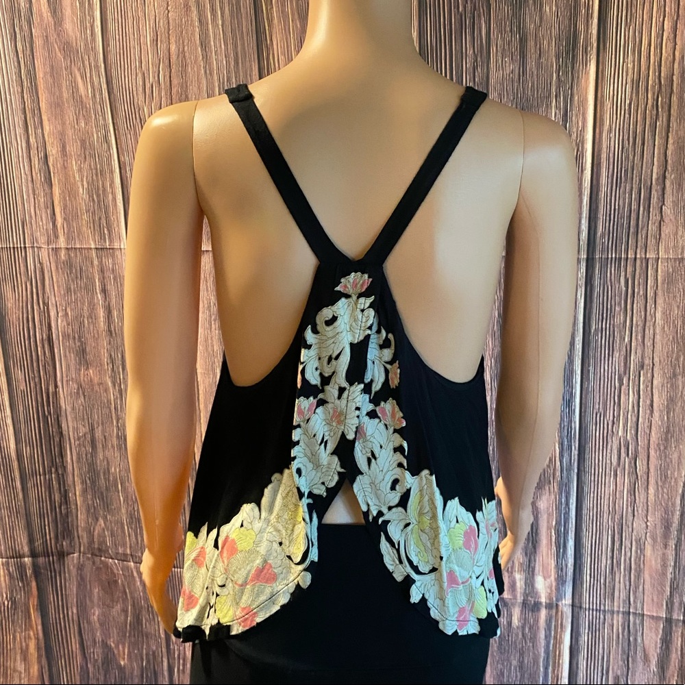 Kimchi Blue Urban Outfitters size small black & cream pink floral flowy top